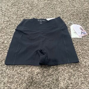 Blogilates NWT crisscross waist scrunch bike shorts size small